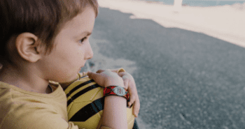 Enfant assis avec un ballon dans les mains