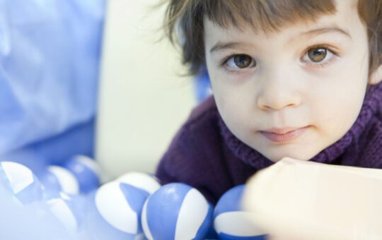 enfant halte-garderie balle